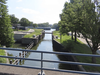 901667 Gezicht op de monding van de Leidsche Rijn in het Amsterdam-Rijnkanaal te Utrecht op de achtergrond, vanaf het ...